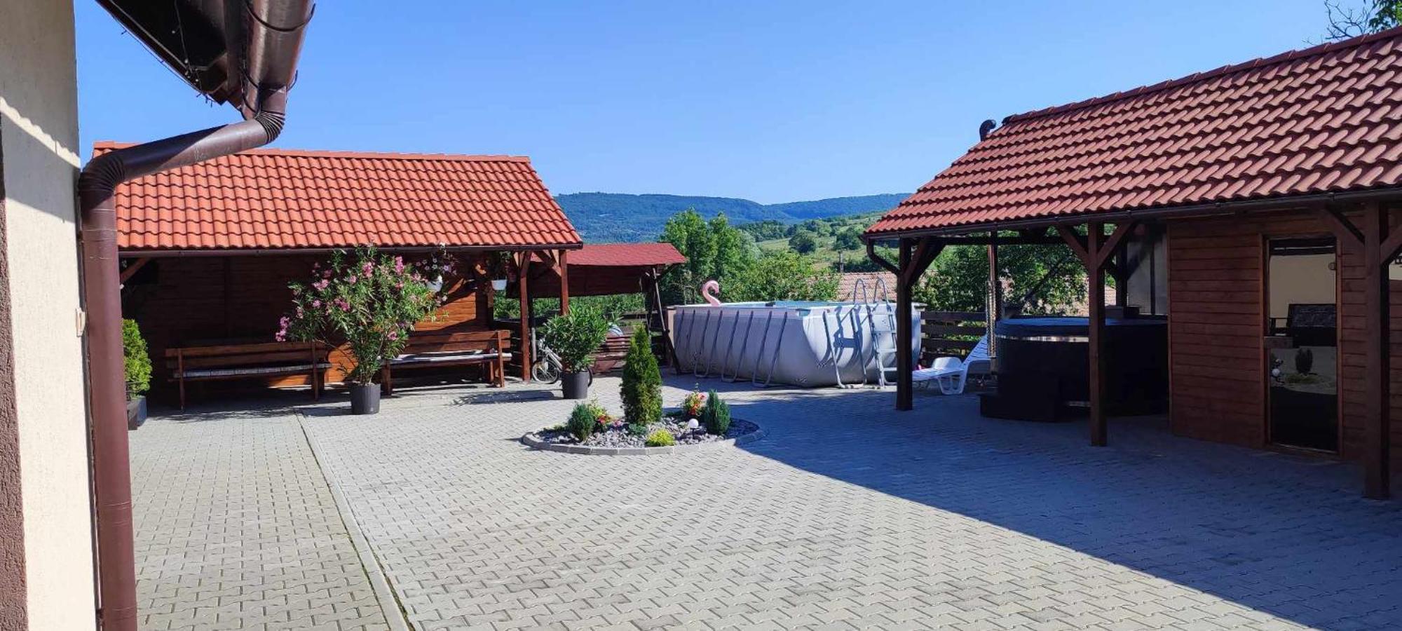 Отель Farkaslaki Panorama Vendeghaz Lupeni  Экстерьер фото